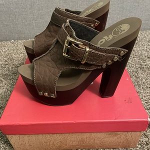 Floggs in the style “Daffodil”